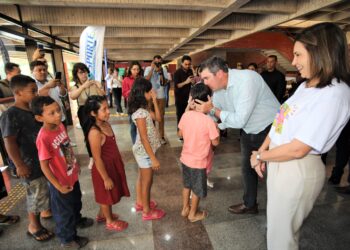 Vídeo: Caixa Encantada arrecada 45 mil brinquedos e garante alegria da criançada no Natal; confira a festa 