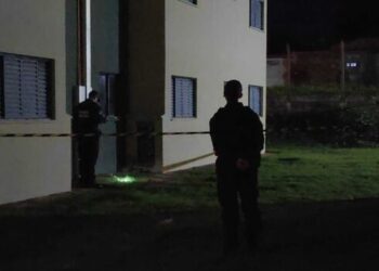 Mãe de bebê que caiu de prédio no Aero Rancho tem liberdade concedida pela Justiça