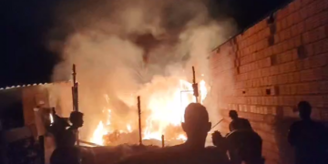 Vídeo: fogo destrói casa na Homex, gato m*rre e jovem precisa de doações; veja como ajudar   