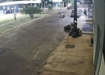 Vídeo: homem é m*rto com mais de 60 tiros em frente a conveniência no Rouxinóis