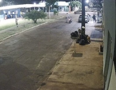 Vídeo: homem é m*rto com mais de 60 tiros em frente a conveniência no Rouxinóis
