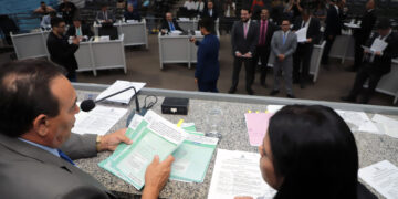 Vereadores aprovam nove projetos em sessão extraordinária