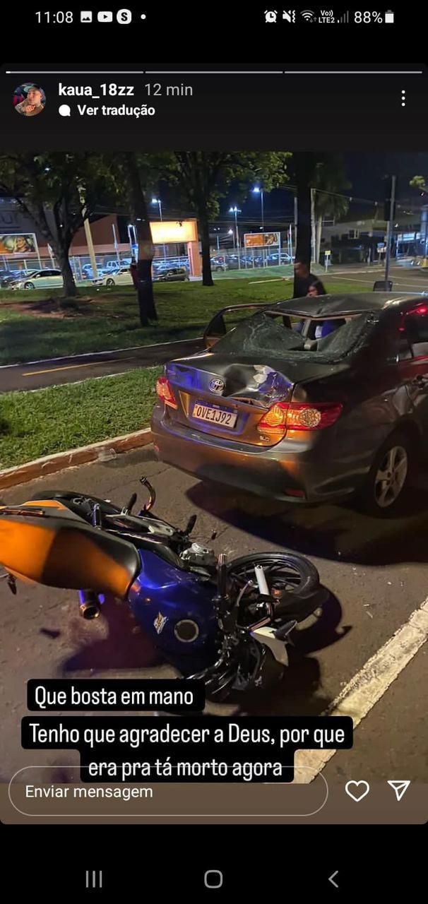 Jovem bate moto em alta velocidade, se gaba no Insta e amiga está em estado grave
