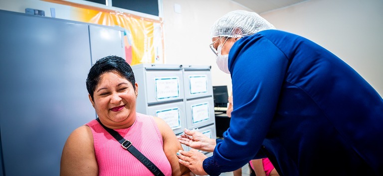 Reforço da vacina bivalente contra covid-19 está disponível nas Unidades de Saúde