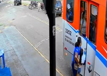 Vídeo: com criança no colo mulher fica com braço preso em porta de ônibus