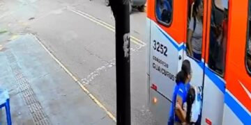 Vídeo: com criança no colo mulher fica com braço preso em porta de ônibus