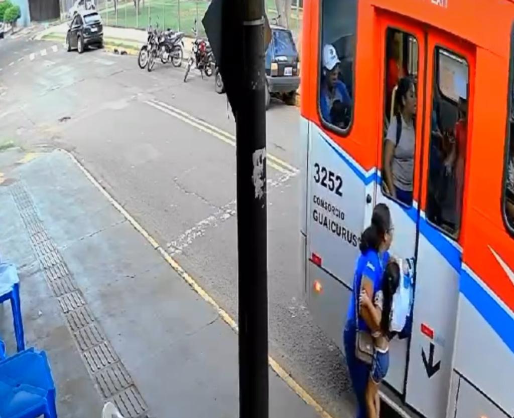 Vídeo: com criança no colo mulher fica com braço preso em porta de ônibus