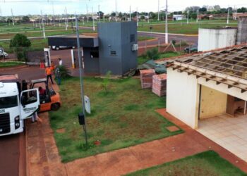 Prefeitura entrega nova remessa de telhas para ajudar na reconstrução de casas no Idelfonso