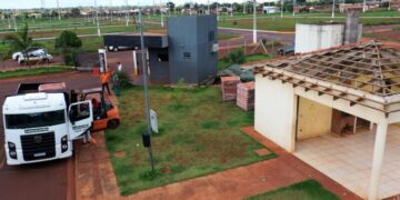 Prefeitura entrega nova remessa de telhas para ajudar na reconstrução de casas no Idelfonso