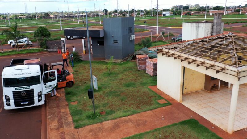 Prefeitura entrega nova remessa de telhas para ajudar na reconstrução de casas no Idelfonso