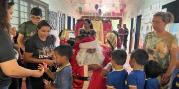 Dourados: Papai Noel visita escolas municipais da Reserva Indígena