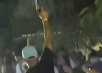 Cena de filme: no Caiobá jovens exibem armas e fazem manobras com motos em campo de futebol 