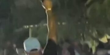 Cena de filme: no Caiobá jovens exibem armas e fazem manobras com motos em campo de futebol 