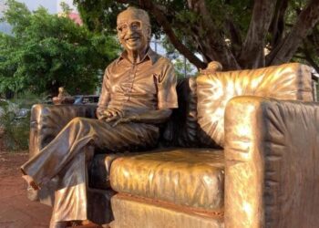 Artista Ique vai restaurar estátua de Manoel de Barros em Campo Grande