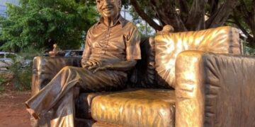 Artista Ique vai restaurar estátua de Manoel de Barros em Campo Grande