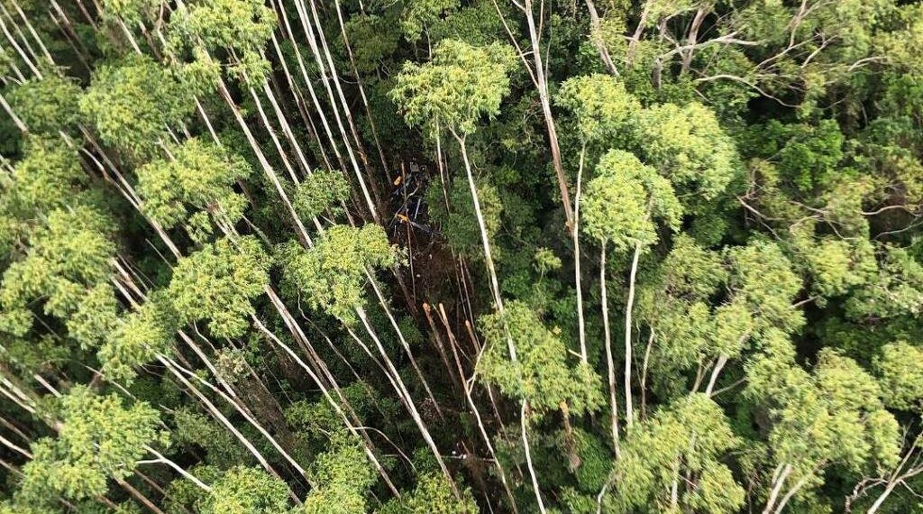 Helicóptero desaparecido é localizado em região de mata em Paraibuna