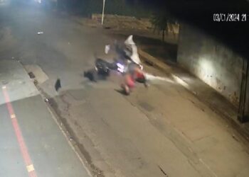 Imagens fortes: motos colidem e vítima ainda tem bolsa furtada na Nhá-nhá 