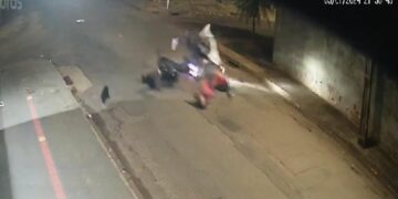 Imagens fortes: motos colidem e vítima ainda tem bolsa furtada na Nhá-nhá 