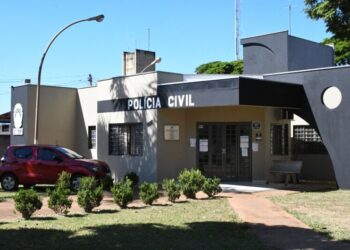 Com mamadeira na mão, menino é encontrado sozinho na rua