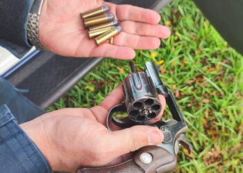 Vídeo: Bêbado, homem bate carro e acaba preso com arma e munições por PMs do Batalhão de Trânsito 