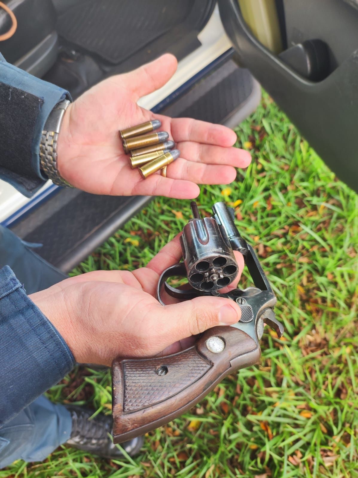 Vídeo: Bêbado, homem bate carro e acaba preso com arma e munições por PMs do Batalhão de Trânsito 