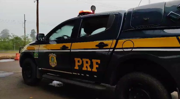 PRF apreende comboio de nove veículo com mercadorias estrangeiras em Ponta Porã