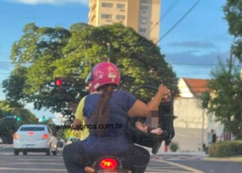 Bebê ‘carregado’ em moto gera revolta em motorista