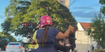 Bebê ‘carregado’ em moto gera revolta em motorista