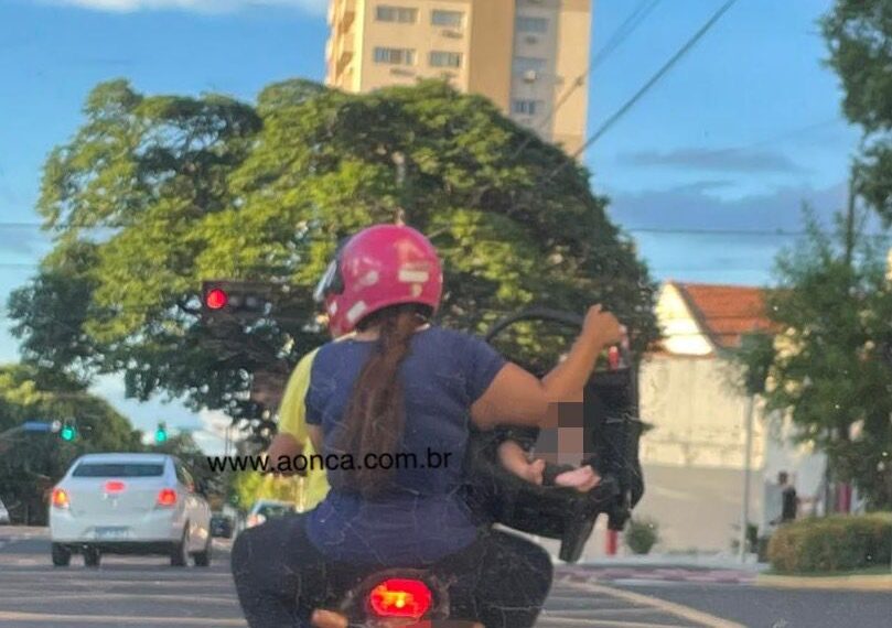 Bebê ‘carregado’ em moto gera revolta em motorista
