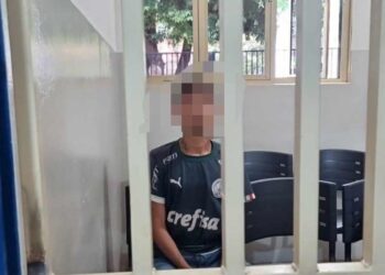 Imagens mostram suspeito de 3spanc4r menino de 2 anos chegando a delegacia; criança está em estado gravíssimo 