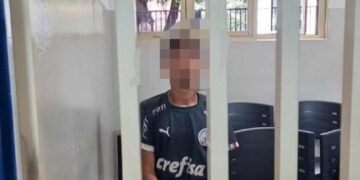 Imagens mostram suspeito de 3spanc4r menino de 2 anos chegando a delegacia; criança está em estado gravíssimo 