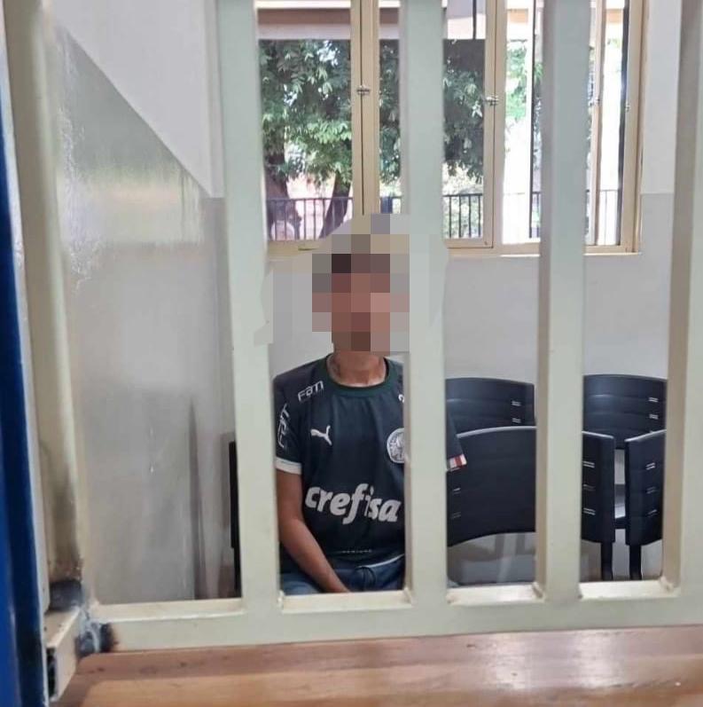 Imagens mostram suspeito de 3spanc4r menino de 2 anos chegando a delegacia; criança está em estado gravíssimo 