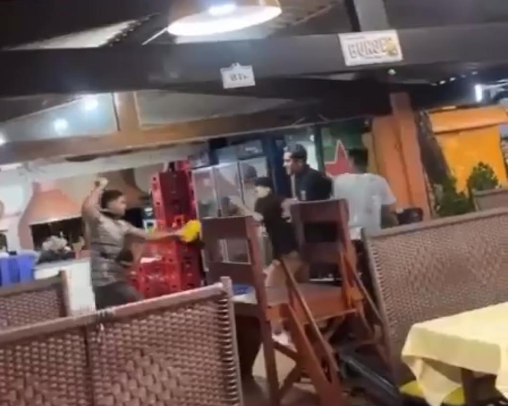 Garrafa, cadeira e até f4c4: briga transforma lanchonete em rinha em Dourados; veja vídeo
