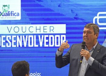 Voucher Desenvolvedor: programa oferece curso técnico de TI a 400 estudantes e 140 profissionais