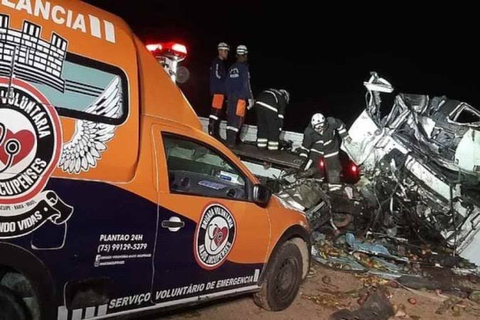 Acidente entre ônibus e caminhão deixa 25 m*rtos na Bahia 