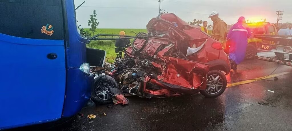 Três adultos e uma criança de 4 anos m*rrem em colisão frontal entre Clio e ônibus na MS-338
