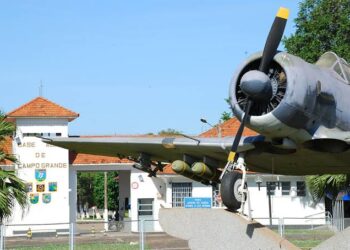 Bêbado, militar da FAB é preso após bater Voyage contra carro parado no Jardim Tijuca 