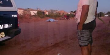 Vídeo: mulher tem pescoço cortado com linha de cerol, cai de moto e m*rre na frente do filho de 5 anos 