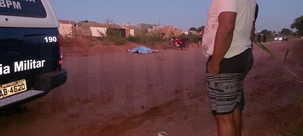 Vídeo: mulher tem pescoço cortado com linha de cerol, cai de moto e m*rre na frente do filho de 5 anos 