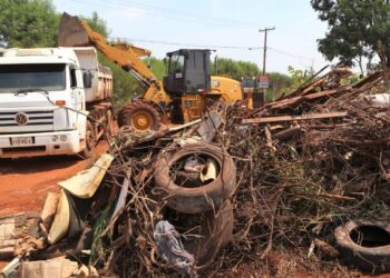 Prefeitura realiza serviço de limpeza em áreas com descarte irregular na Capital