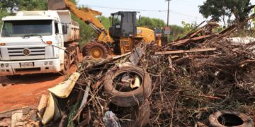 Prefeitura realiza serviço de limpeza em áreas com descarte irregular na Capital