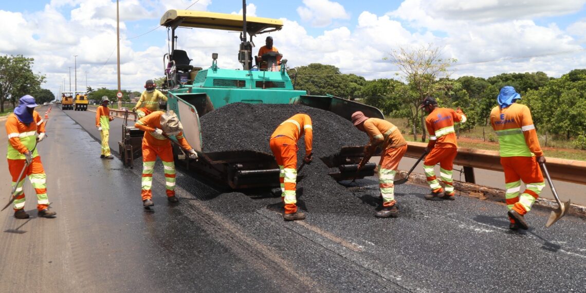 Prefeitura avança com execução do primeiro recapeamento da Avenida Duque de Caxias