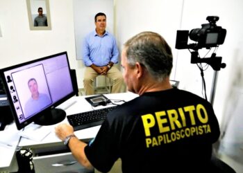 Governador faz novo RG e destaca que documento é gratuito à população