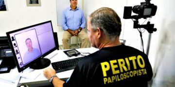 Governador faz novo RG e destaca que documento é gratuito à população