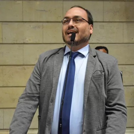 PF aponta que assessora de Carlos pedia dados sobre ações contra Bolsonaros