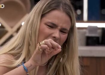 Yasmin encontra pelo em comida do BBB 24: ‘É de gente, né?’