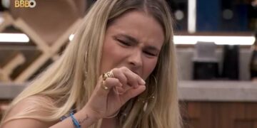 Yasmin encontra pelo em comida do BBB 24: ‘É de gente, né?’