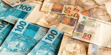 Adolescente é flagrado com dinheiro falso comprado na internet