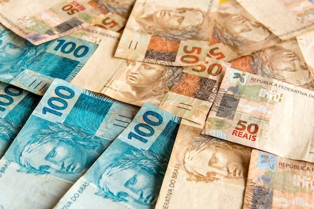 Adolescente é flagrado com dinheiro falso comprado na internet