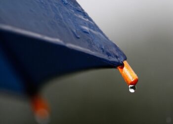 Guarda-chuva na mão e casaco no braço: previsão é de chuva e frio em CG e todo MS